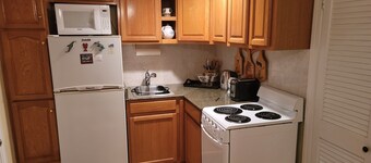 Cozy condo with pool access, 1/2 mile from beach