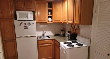 Cozy condo with pool access, 1/2 mile from beach