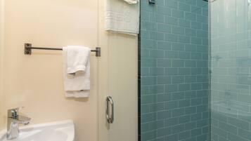 Room, 1 Bedroom | Bathroom | Towels, shampoo