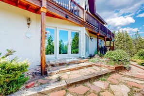 Exterior detail - Gorgeous home with a stunning lake & mountain view, deck & gas fireplace (Grand Lake)