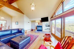 TV, fireplace - Gorgeous home with a stunning lake & mountain view, deck & gas fireplace (Grand Lake)