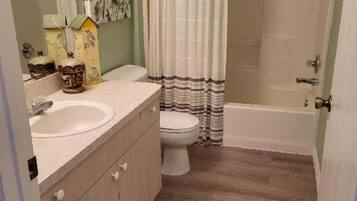 Douche, sĂšche-cheveux, serviettes fournies