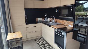 Een koelkast, een microgolfoven, een oven, een kookplaat