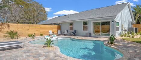 Uppvärmd pool och solstolar