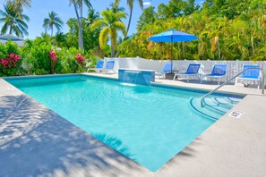 حمّام سباحة خارجي، حمّام سباحة مُدفَّأ