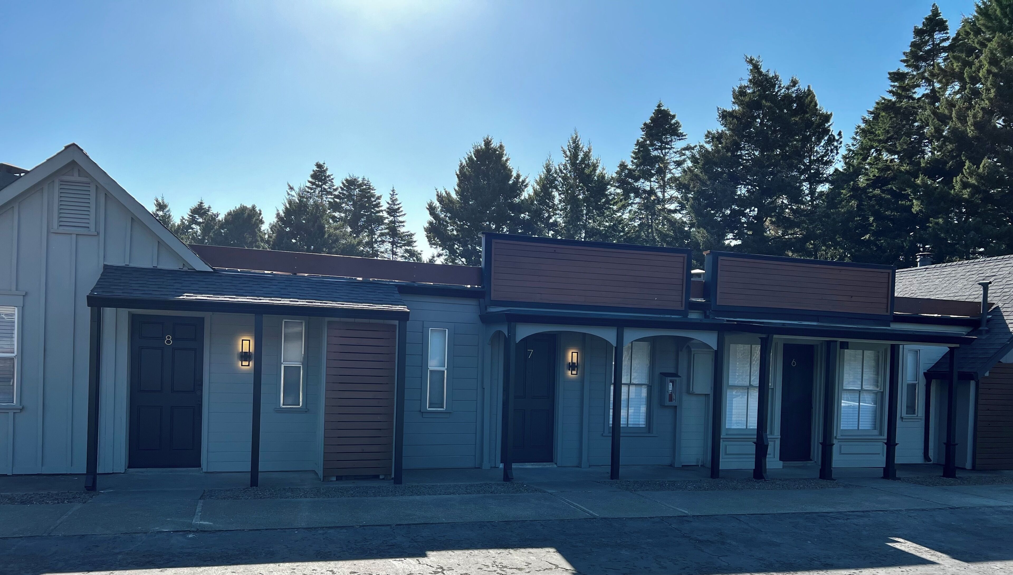 Un bâtiment à deux étages, doté d’un toit à pignon, de plusieurs portes et d’un petit porche.