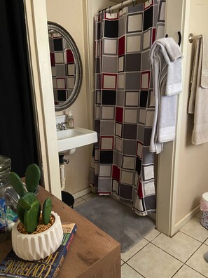 Dusche, Haartrockner, Handtücher, Toilettenpapier