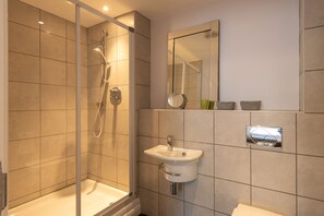 Kombinert dusj/badekar, hårføner og håndklær