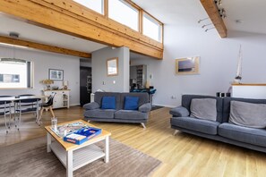 Smart TV, DVD player, books - Modern Coastal Home in Rhosneigr – 4 Y Bonc by Anglesey Holiday Lettings (Rhosneigr)