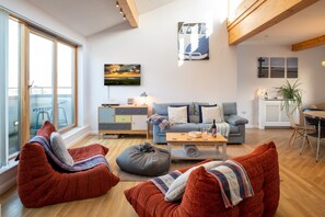 Smart-TV, DVD-spiller og bøker