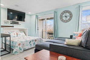 Skrivebord, strykejern/-brett, wi-fi (inkludert) og sengetøy