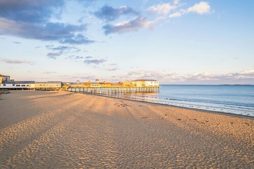 King Bed, Views, Sleeps 6, Minutes to Pier
