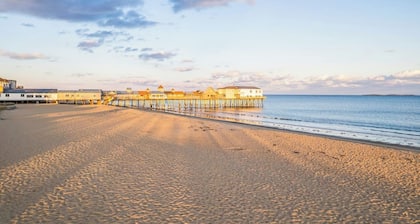 King Bed, Views, Sleeps 6, Minutes to Pier