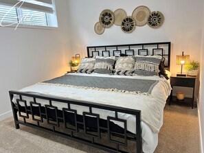 5 bedrooms, desk, iron/ironing board, travel crib - BoHo Modern Retreat w/King|Fireplace|Disney+ (Edmonton)