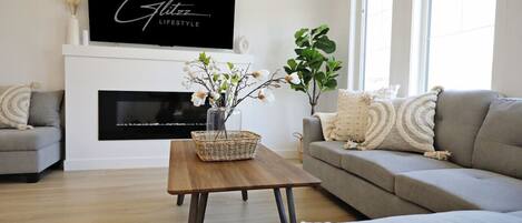 Smart TV, chimenea, oficina