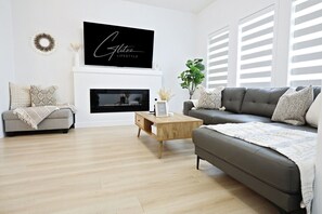 Smart TV, fireplace, offices - BoHo Modern Retreat w/King|Fireplace|Disney+ (Edmonton)