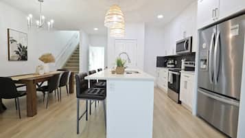 Geladeira, micro-ondas, fogão, cooktop