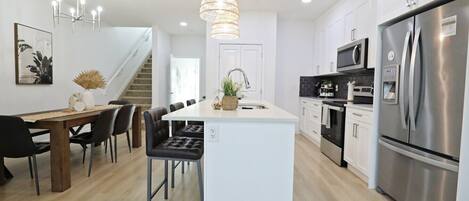 Jääkaappi, mikroaaltouuni, uuni, liesi