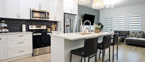 Réfrigérateur, micro-ondes, four, plaque de cuisson