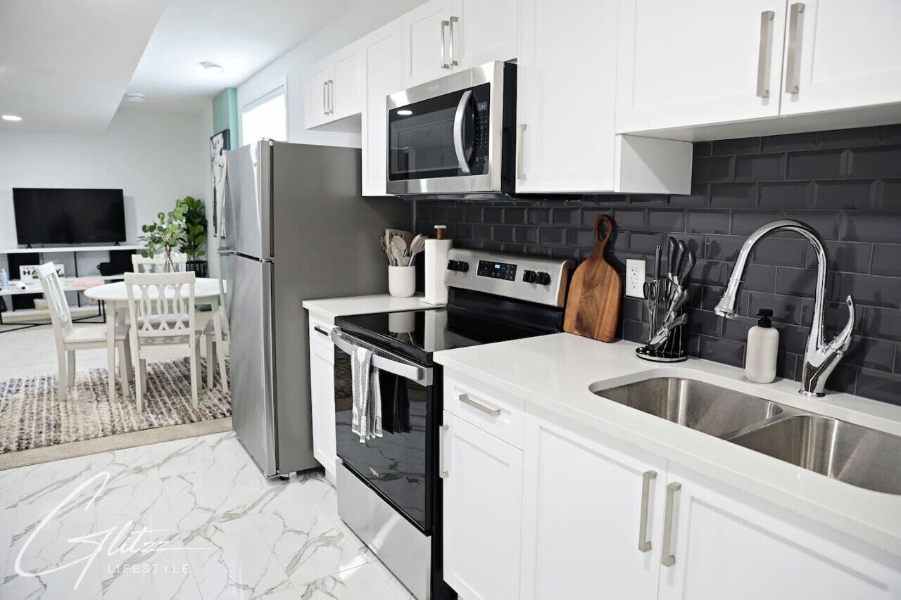 Refrigerador, microondas, horno y parrilla de estufa 