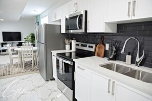 Een koelkast, een microgolfoven, een oven, een kookplaat