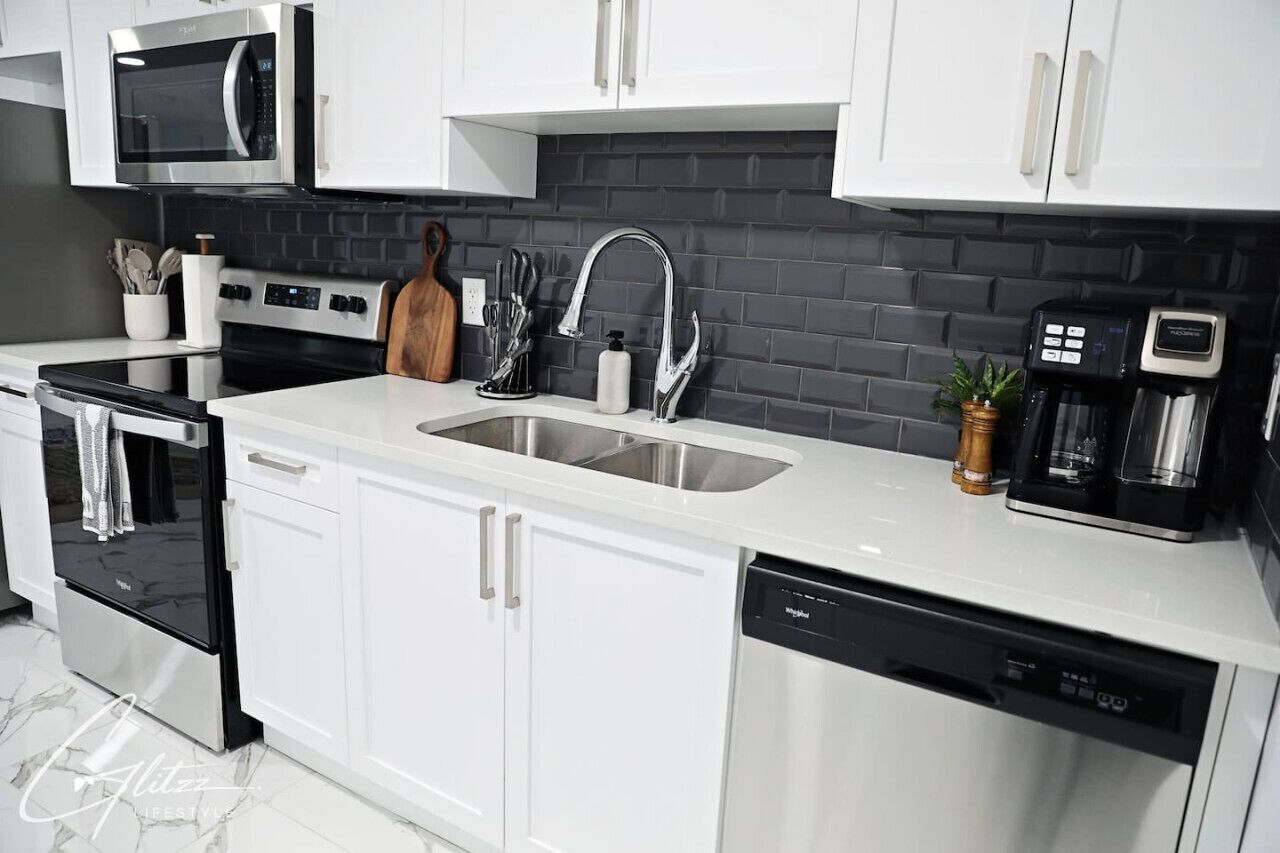 Kühlschrank, Mikrowelle, Ofen, Herdplatte