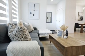 Smart TV, lareira, livros, escritórios