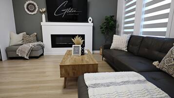 Smart-TV, Kamin, Bücher, Arbeitsbereiche