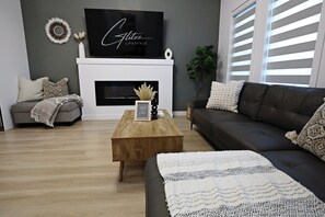 Smart TV, fireplace, books, offices - Chic Modern Home|King Bed|Fireplace|Disney+ (Edmonton)