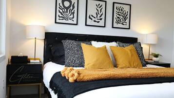 4 makuuhuonetta, työpöytä, silitysrauta/-lauta, vauvan matkasänky