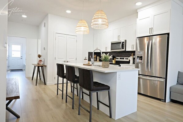 Frigorifero, microonde, forno, piano cottura