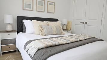 4 Schlafzimmer, Schreibtisch, Bügeleisen/Bügelbrett, Reisekinderbett