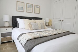 4 bedrooms, desk, iron/ironing board, travel cot - Chic Modern Home|King Bed|Fireplace|Disney+ (Edmonton)