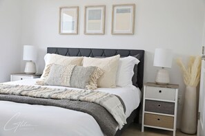 4 Schlafzimmer, Schreibtisch, Bügeleisen/Bügelbrett, Reisekinderbett