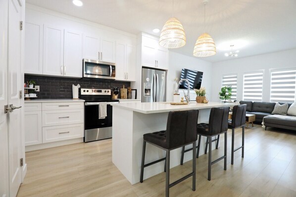 Kühlschrank, Mikrowelle, Ofen, Herdplatte