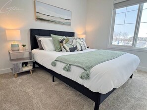 4 quartos, escrivaninha, ferros/tábuas de passar roupa, berço de viagem