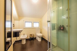 Deluxe Double Room, Garden View | Bathroom | Free toiletries, hair dryer - HOTEL DONOSTI  (San Sebastián)