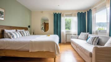 Klassieke vierpersoonskamer, uitzicht op tuin | Een bureau, geluiddichte muren, gratis wifi, beddengoed