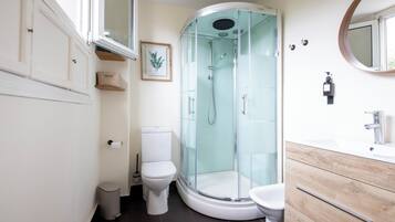 Economy vierpersoonskamer, uitzicht op tuin | Badkamer | Gratis toiletartikelen, een haardroger