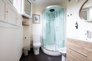 Chambre Quadruple Économique, vue jardin | Salle de bain | Articles de toilette gratuits, sèche-cheveux