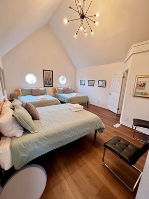 4 habitaciones, tabla de planchar con plancha, wifi y ropa de cama