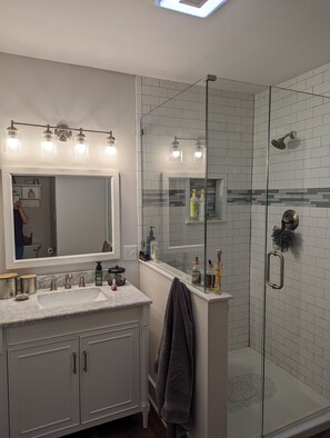 Douche, séchoir à cheveux, serviettes fournies, savon
