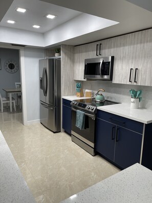 Køleskab, mikrobølgeovn, ovn, kogeplade