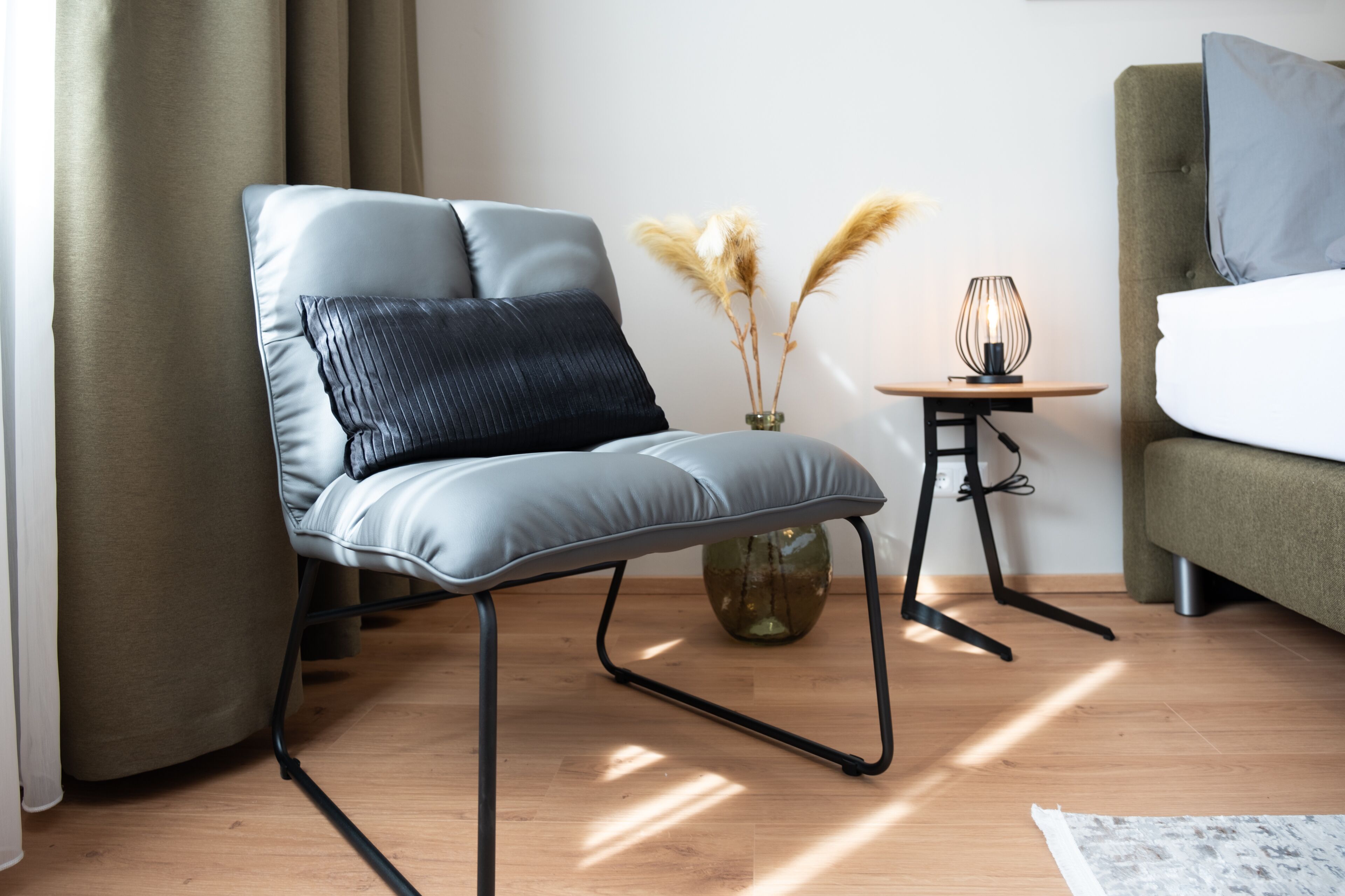 Superior-Apartment (7/22) | Wohnbereich | 55-Zoll-Smart-TV mit Satellitenempfang, Fernseher, Arbeitsbereiche