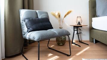 Superior-Apartment (7/22) | Wohnbereich | 55-Zoll-Smart-TV mit Satellitenempfang, Fernseher, Arbeitsbereiche