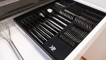 Un cassetto della cucina con vari utensili disposti in ordine.