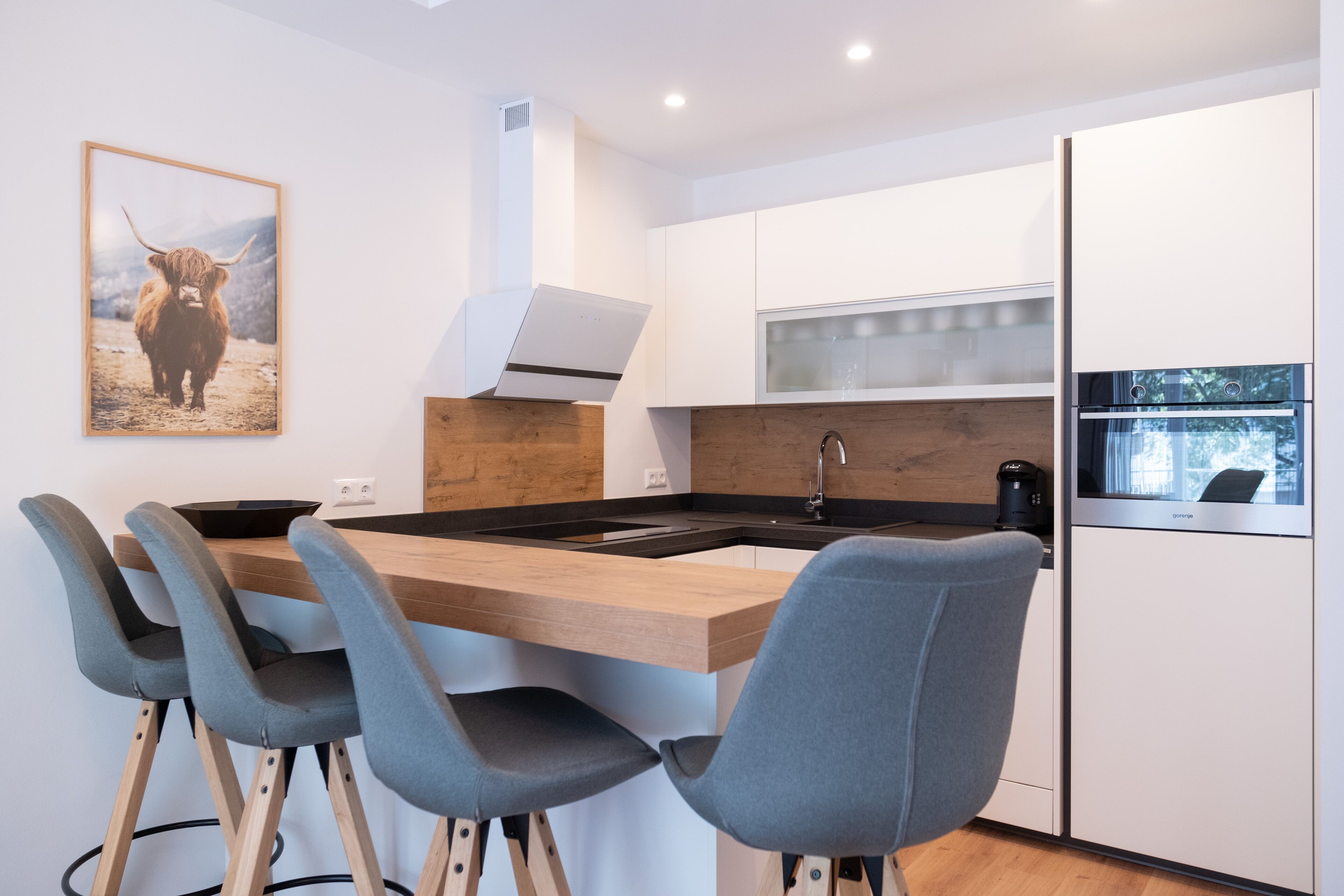 Superior-Apartment (1/5) | Eigene Küche | Großer Kühlschrank, Mikrowelle, Ofen, Herdplatte