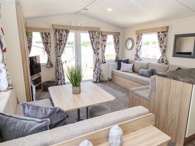 3 Bed New Lodge, Sleeps 4, Pets Welcome