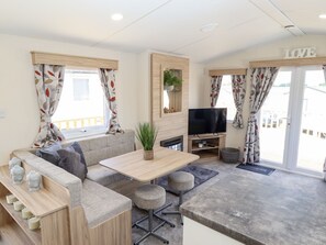 Cabin | Living area | Fireplace