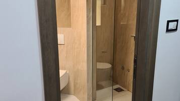 Douche, sèche-cheveux, serviettes fournies, savon